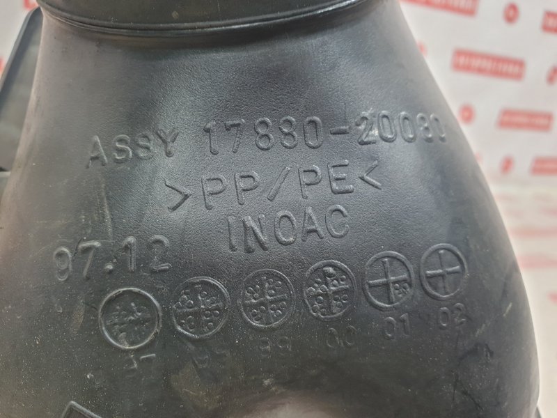 Патрубок воздушного фильтра HARRIER 03.2001 MCU15W 1MZ-FE