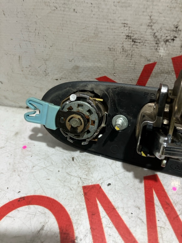 Ручка двери передняя левая TOWNCAR 1998 FN145 MODULAR V8