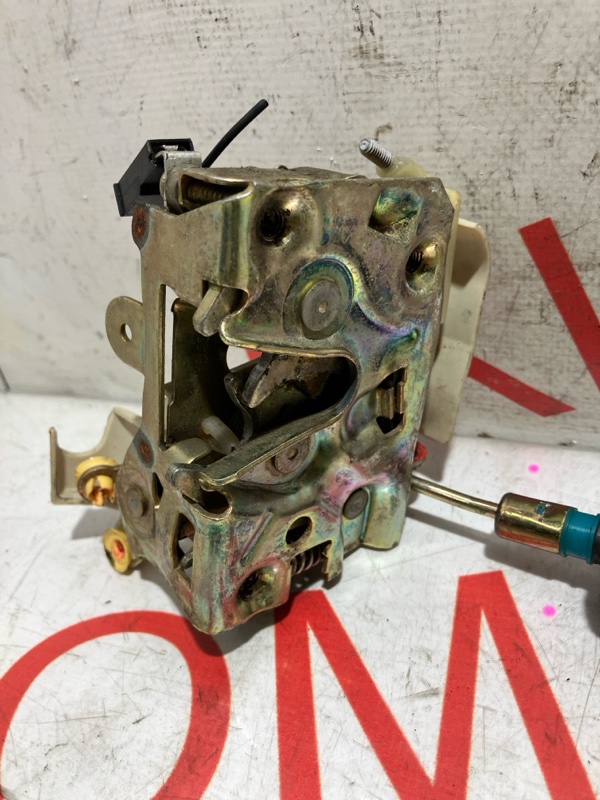 Замок двери передний правый TOWNCAR 1998 FN145 MODULAR V8