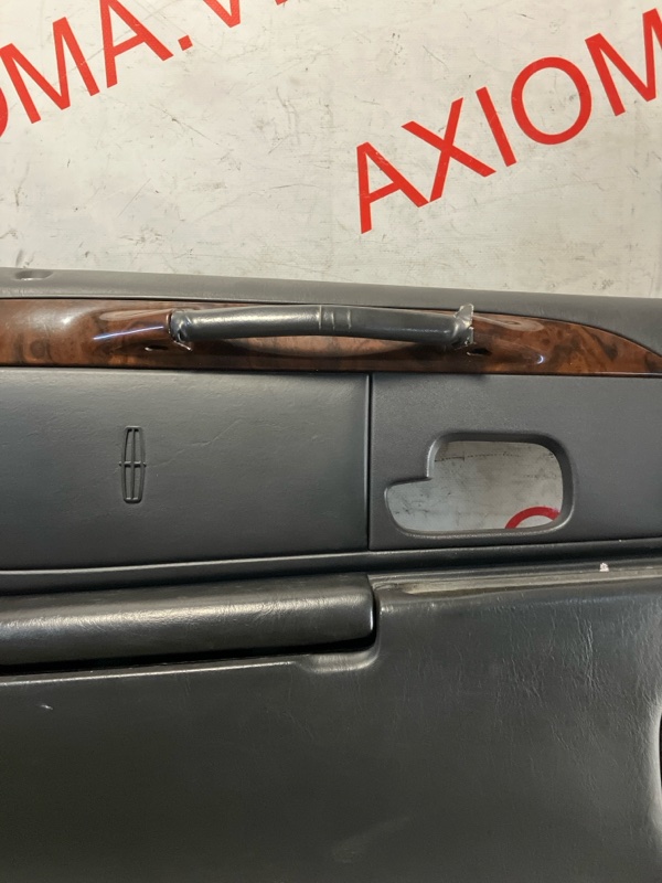 Обшивка дверей передняя левая LINCOLN TOWNCAR FN145 MODULAR V8