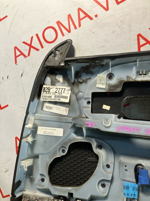 Обшивка дверей передняя левая TOWNCAR 1998 FN145 MODULAR V8