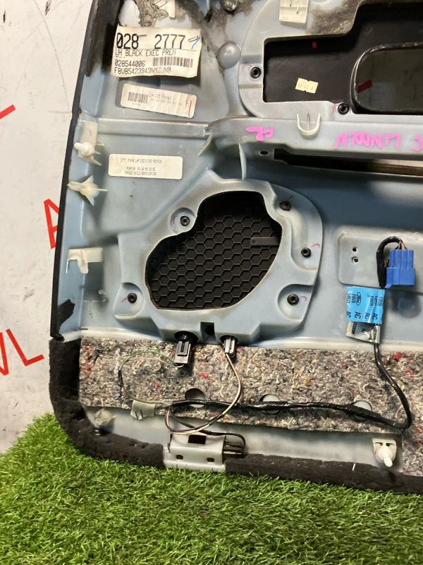 Обшивка дверей передняя левая TOWNCAR 1998 FN145 MODULAR V8