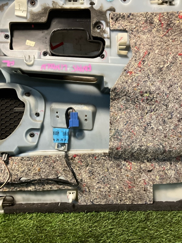 Обшивка дверей передняя левая TOWNCAR 1998 FN145 MODULAR V8