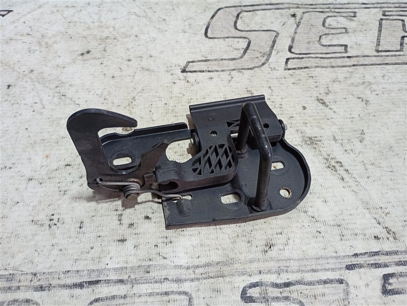 Крюк замка капота Volkswagen Passat B6 1.8 BZB Крюк замка капота Volkswagen Passat B6 1.8 BZB