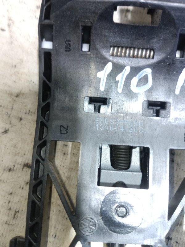 Кронштейн ручки двери передний Rapid 2014 1.2 CBZB Кронштейн ручки двери передний Rapid 2014 1.2 CBZB