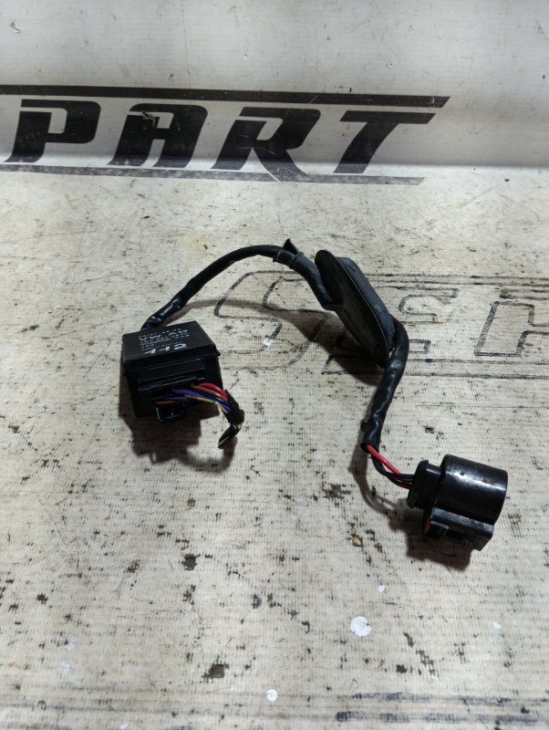 Запчасть блок управления топливным насосом Skoda Octavia 2009 1.4 CAXA 1K0906093F контрактная Блок управления топливным насосом Skoda Octavia 2009 1.4 CAXA 1K0906093F контрактная