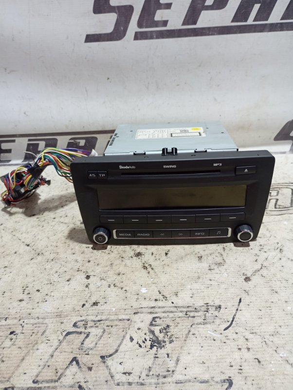 Магнитола 2 DIN Skoda Octavia 2009 1.4 CAXA 1Z0035161F контрактная