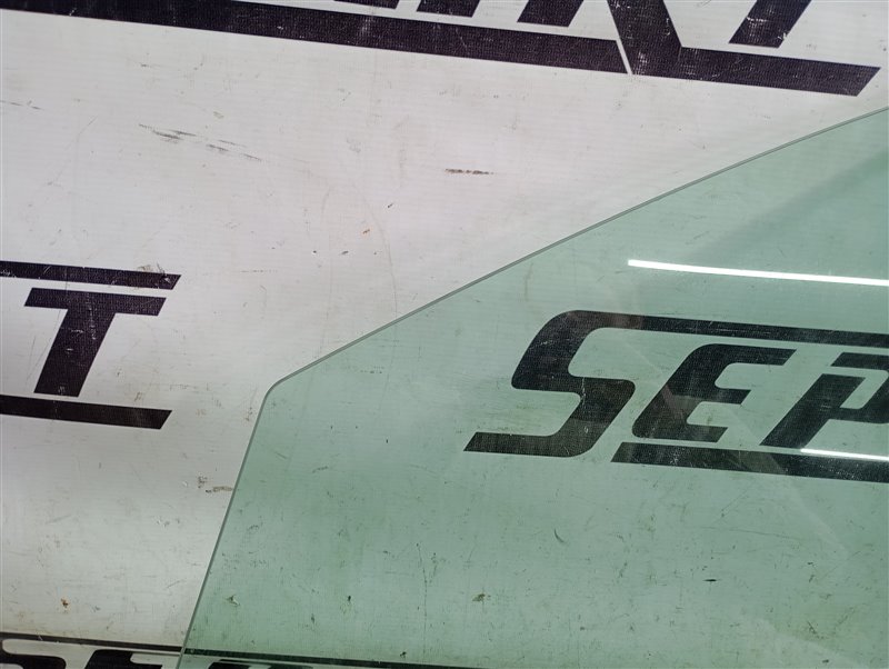 Стекло двери переднее левое Touareg 2008 4.2 BAR