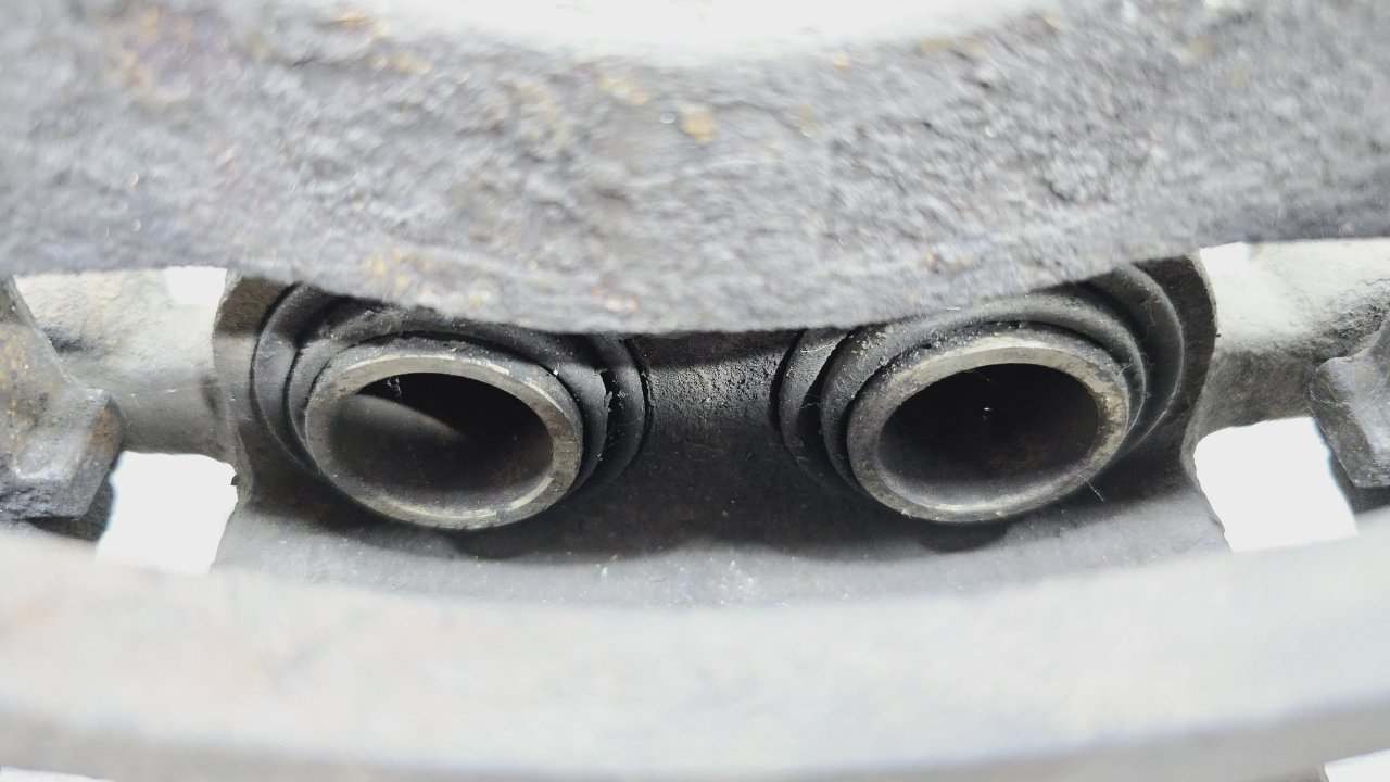 Суппорт тормозной передний правый C-Crosser 2009 EP 4HN