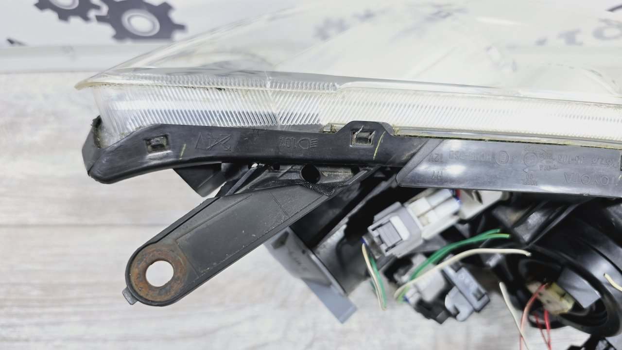 Фара галогеновая левая Avensis 2007 T250 1ZZFE