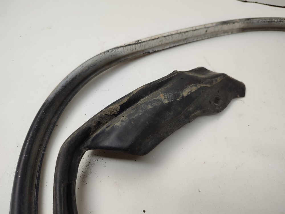 Уплотнительная резинка боковой двери передняя правая MARK2 1996 gx90 1GFE