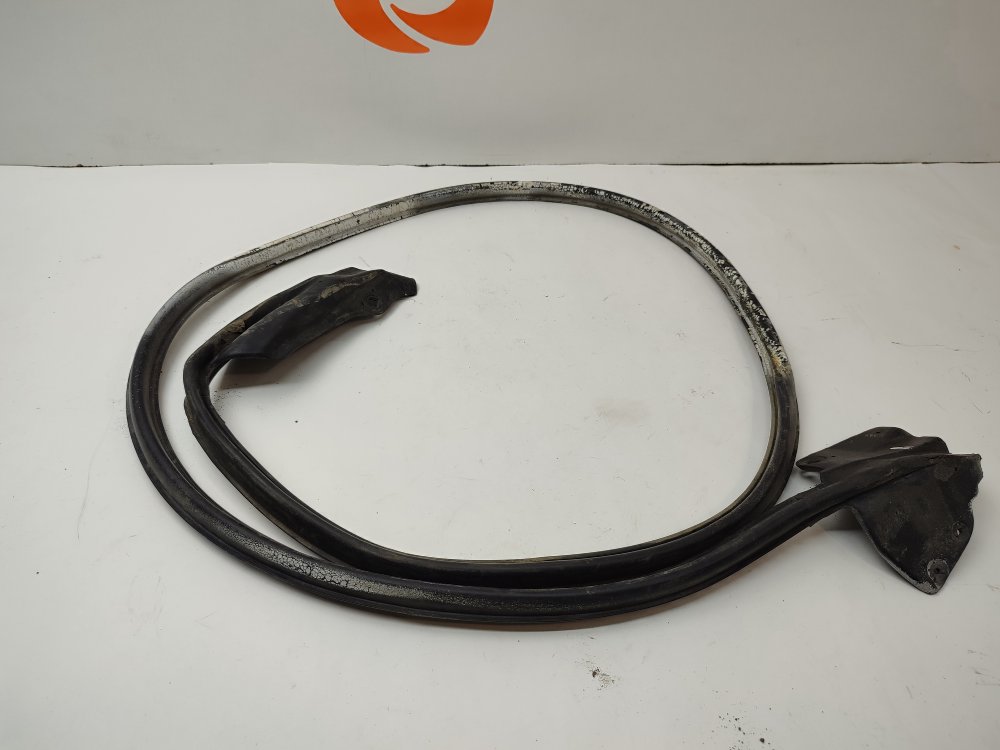 Уплотнительная резинка боковой двери передняя правая MARK2 1996 gx90 1GFE