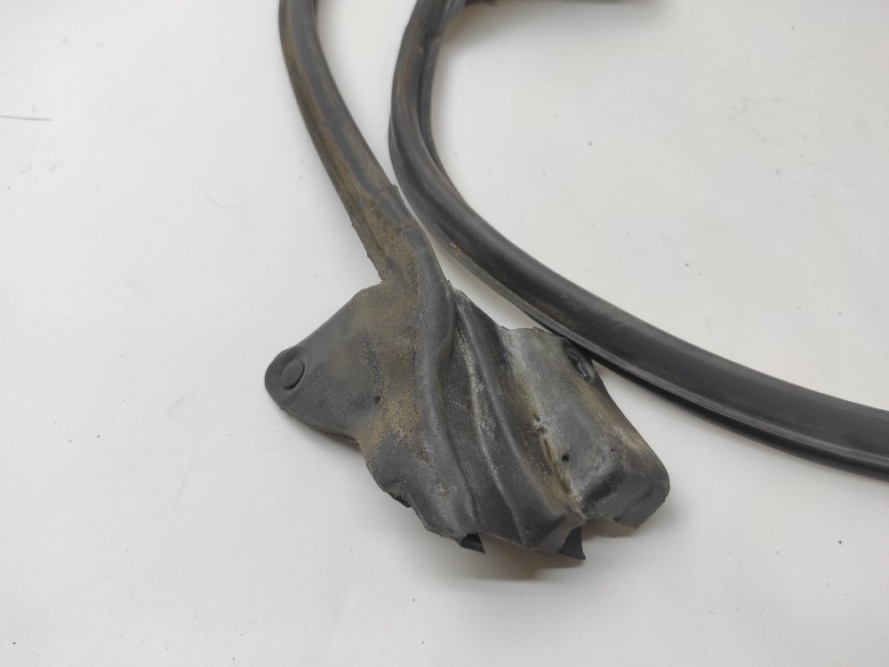 Уплотнительная резинка боковой двери задняя левая mark2 1996 JZX90 1JZGE Уплотнительная резинка боковой двери задняя левая mark2 1996 JZX90 1JZGE