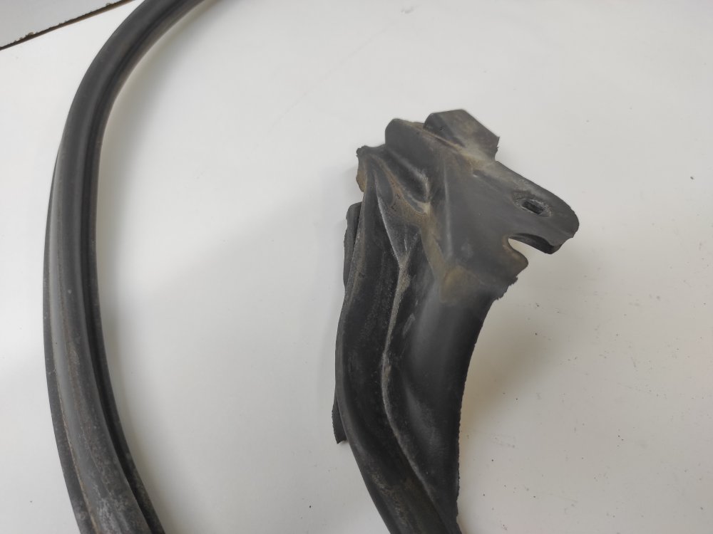 Уплотнительная резинка боковой двери задняя левая toyota mark2 JZX90 1JZGE Уплотнительная резинка боковой двери задняя левая toyota mark2 JZX90 1JZGE