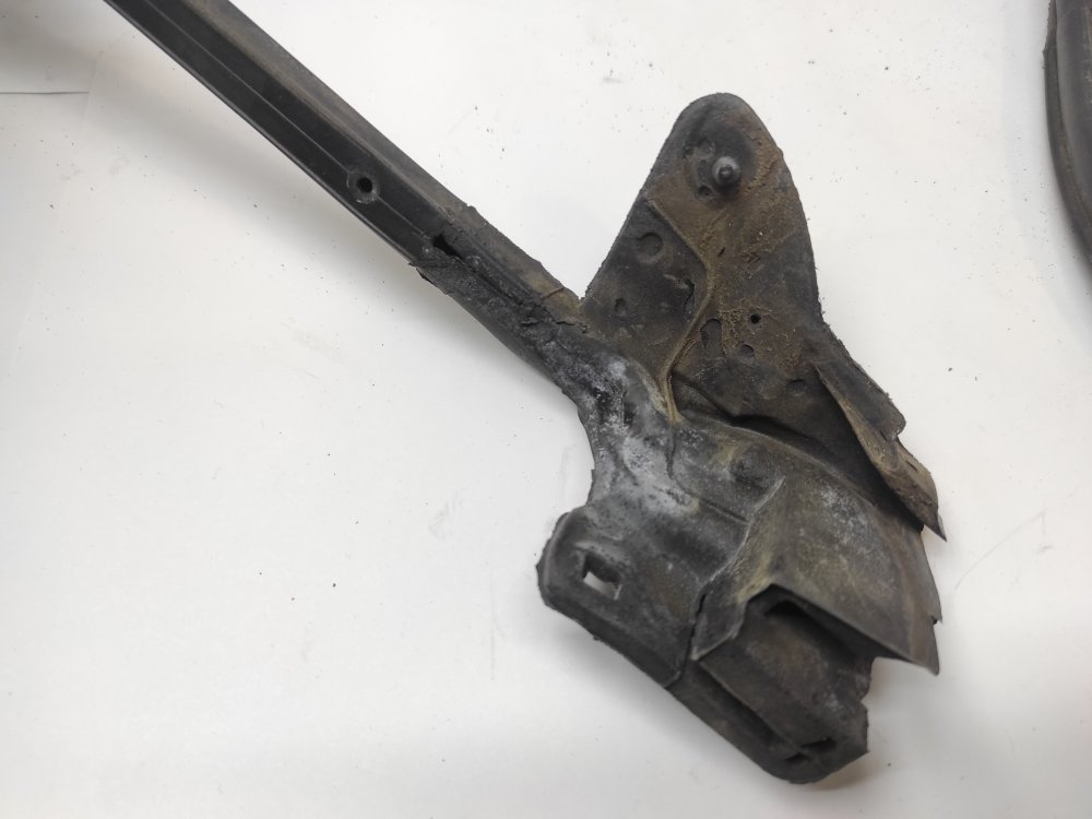 Уплотнительная резинка боковой двери задняя левая mark2 1996 JZX90 1JZGE Уплотнительная резинка боковой двери задняя левая mark2 1996 JZX90 1JZGE