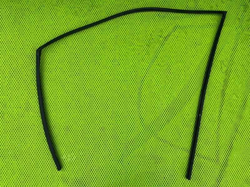 Уплотнитель стекла двери передний правый TOYOTA AVENSIS 2007 AZT251 2AZ-FSE 68141-05031 контрактная