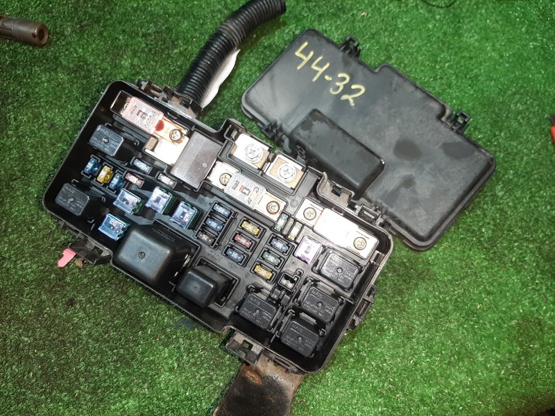 Блок реле и предохранителей Honda Stepwgn RF3 K20A