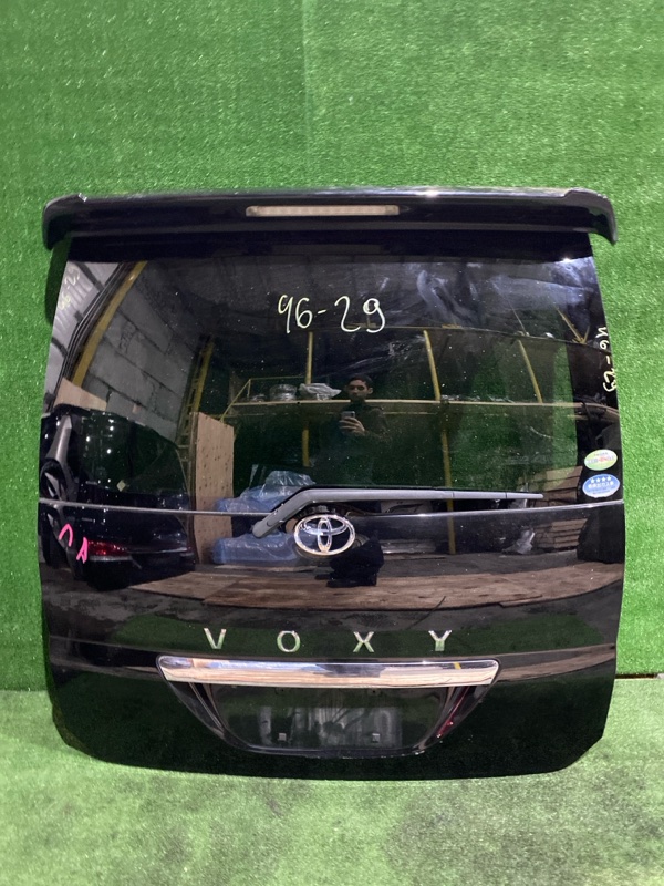 Дверь задняя багажника Toyota Voxy AZR65 1AZ-FSE