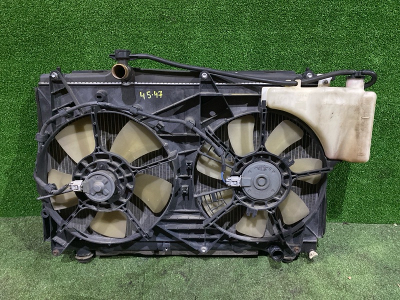 Радиатор двигателя Toyota Noah AZR60 1AZ-FSE