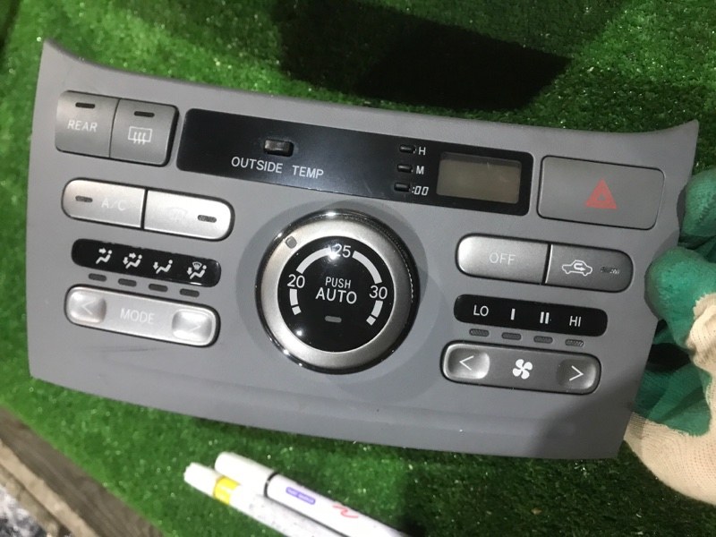 Блок управления климат-контролем Toyota Voxy AZR65 1AZ-FSE 2006