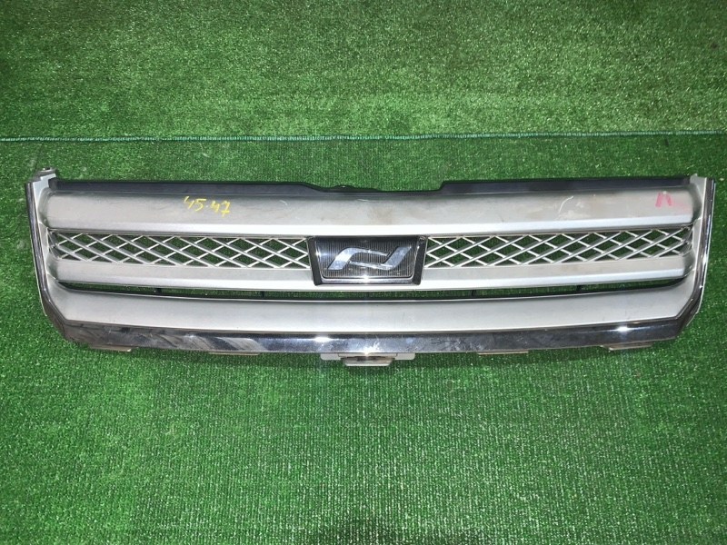Решетка радиатора Toyota Noah AZR60 1AZ-FSE