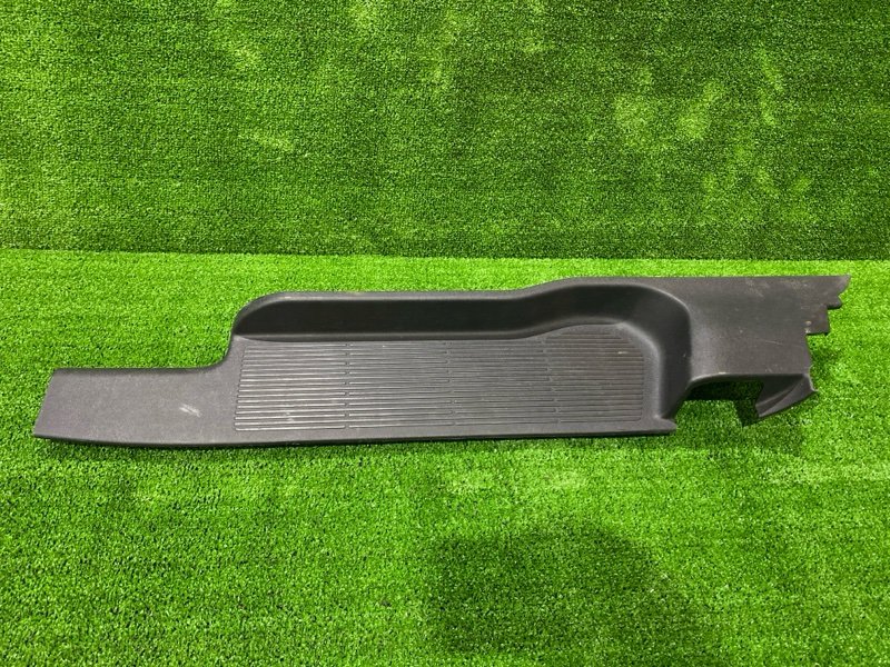 Накладка порога Toyota Isis ANM10W 1AZ задняя левая