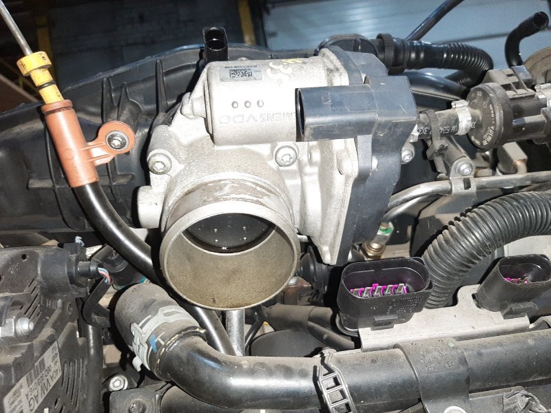 Заслонка дроссельная Audi A4 BWE 2008