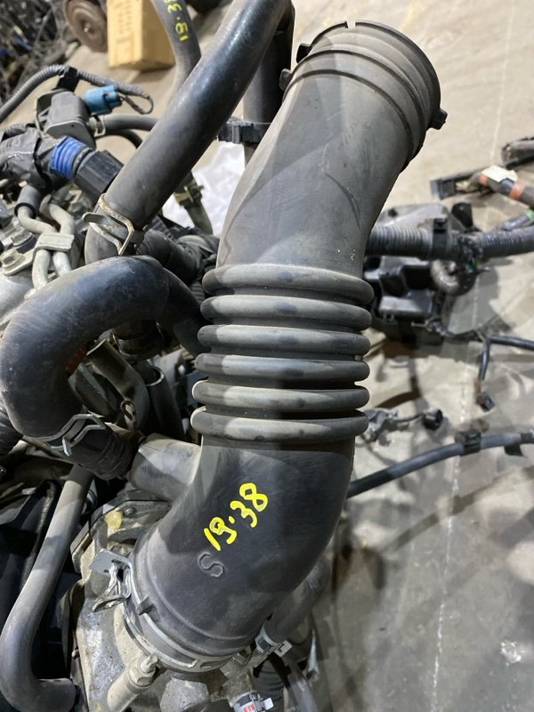 Патрубок воздушного фильтра Toyota Voxy ZZR70W 3ZR-FE