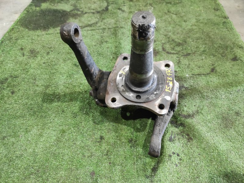 Кулак поворотный Isuzu Forward FRR12LA 6BG1 передний правый (б/у)