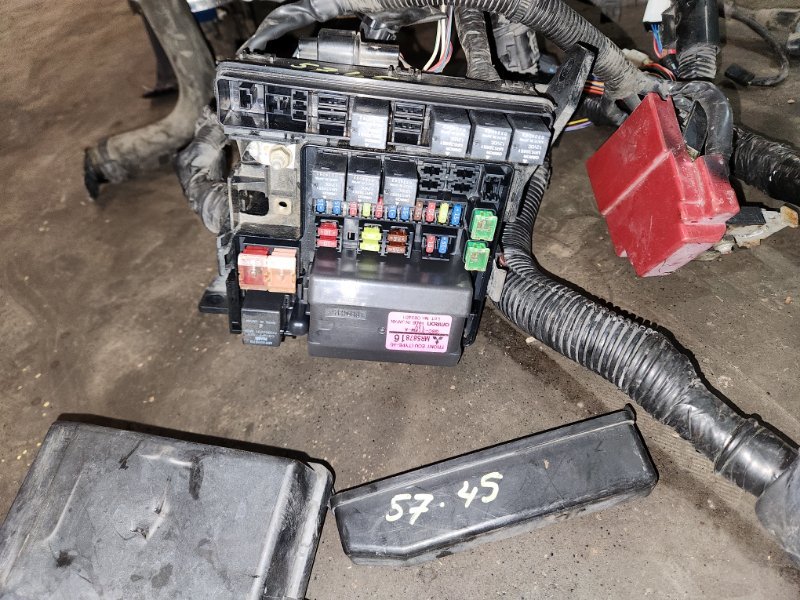 Блок реле и предохранителей Mitsubishi Grandis NA4W 4G69 2004 (б/у)