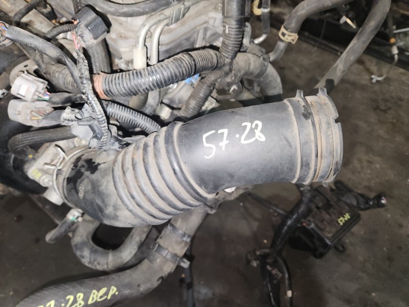 Патрубок воздушного фильтра Toyota Voxy ZRR70 3ZR-FE 2010 (б/у)