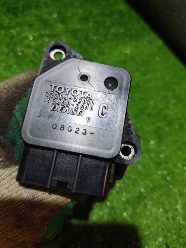 Датчик расхода воздуха Toyota Voxy AZR60 1AZ-FSE 2005 (б/у)