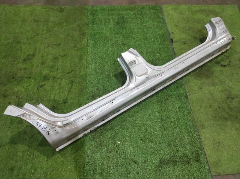 Порог Mitsubishi Grandis NA4W 4G69 2008 правый (б/у)