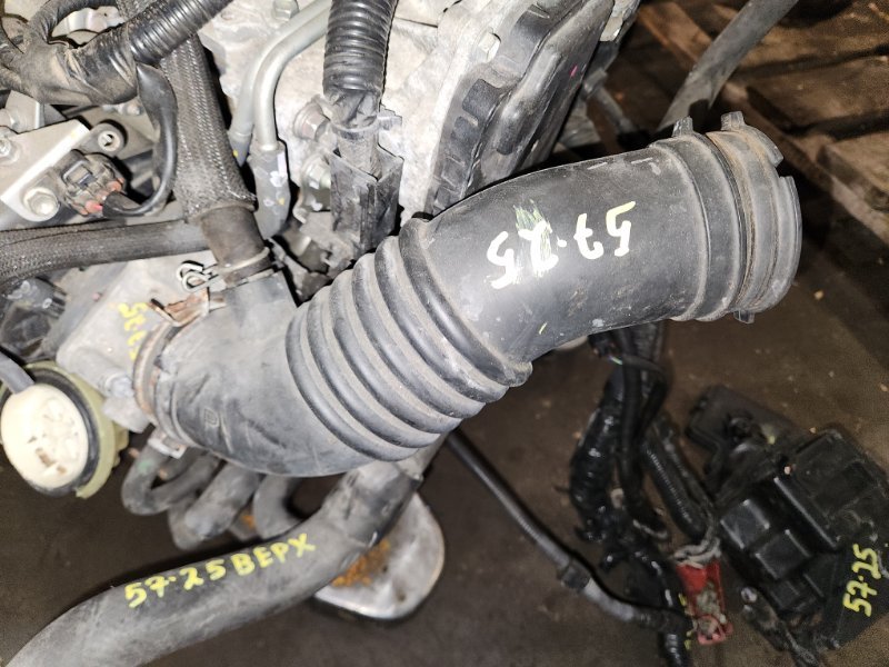 Патрубок воздушного фильтра Toyota Voxy ZRR75 3ZR-FAE 2008 (б/у)