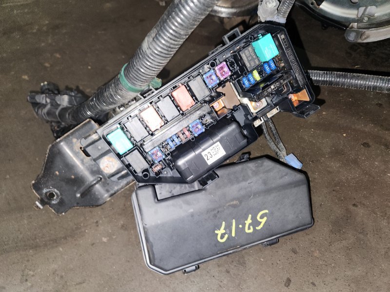 Блок реле и предохранителей Honda Stepwgn RK1 R20A (б/у)