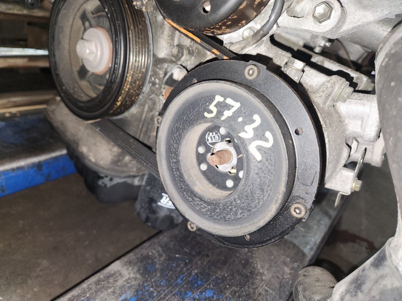 Компрессор кондиционера Toyota Voxy AZR60 1AZ-FSE 2005 (б/у)