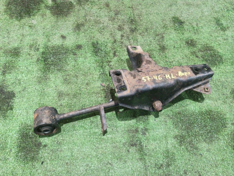 Рычаг подвески верхний Toyota Hiace RZH111 2ZR-E 2002 задний левый (б/у) Рычаг подвески верхний Toyota Hiace RZH111 2ZR-E 2002 задний левый (б/у)