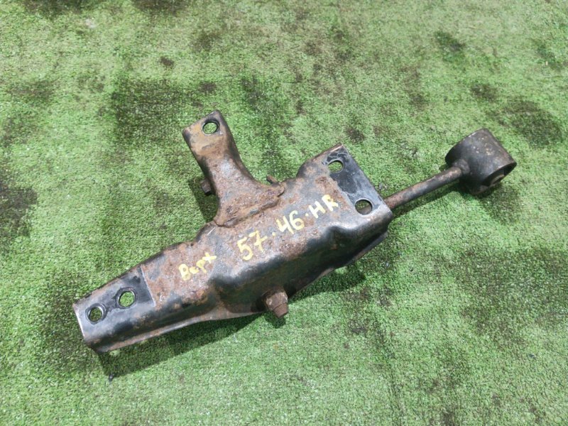 Рычаг подвески верхний Toyota Hiace RZH111 2ZR-E 2002 задний правый (б/у) Рычаг подвески верхний Toyota Hiace RZH111 2ZR-E 2002 задний правый (б/у)