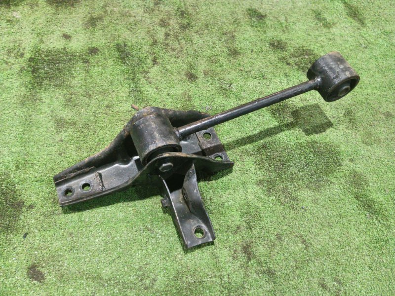 Рычаг подвески верхний Toyota Hiace RZH111 2ZR-E 2002 задний правый (б/у) Рычаг подвески верхний Toyota Hiace RZH111 2ZR-E 2002 задний правый (б/у)