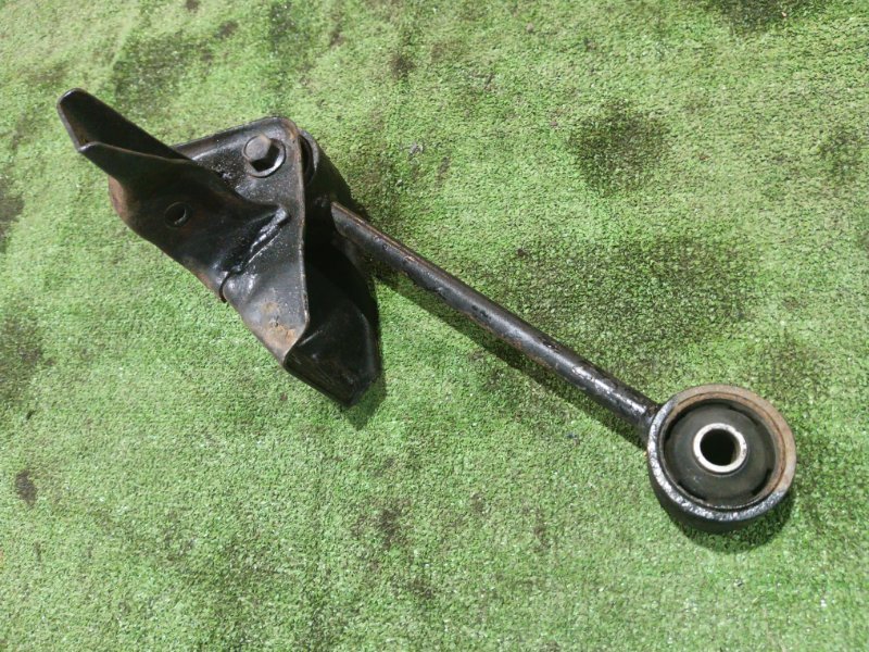 Рычаг подвески верхний Toyota Hiace RZH111 2ZR-E 2002 задний правый (б/у) Рычаг подвески верхний Toyota Hiace RZH111 2ZR-E 2002 задний правый (б/у)