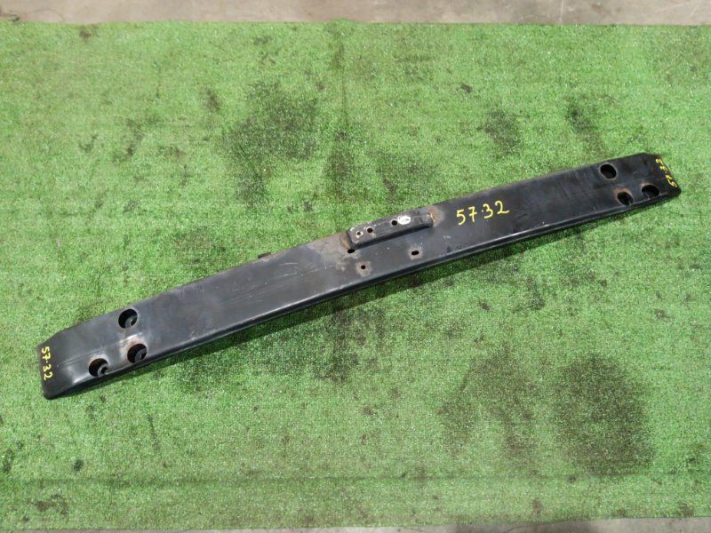 Усилитель бампера Toyota Voxy AZR60 1AZ-FSE 2005 (б/у)