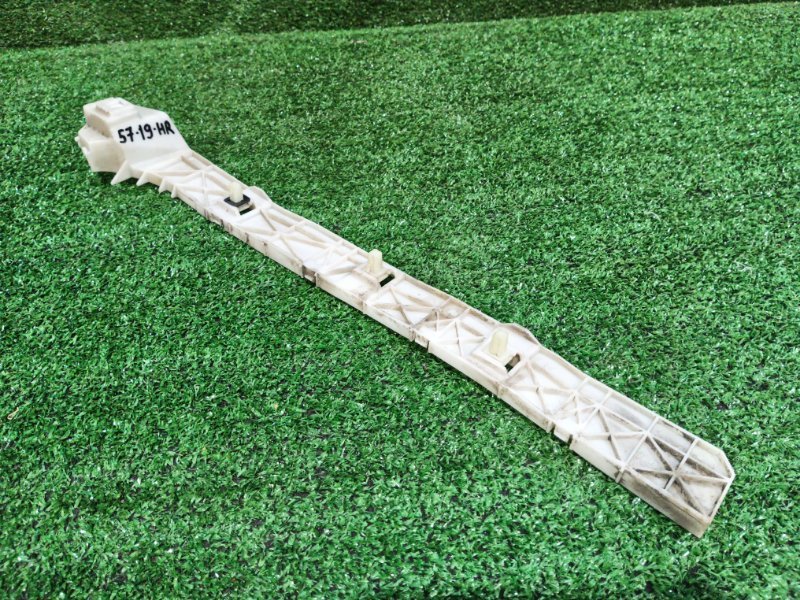 Клипса бампера Mitsubishi Grandis NA4W 4G69 2008 задняя правая (б/у)