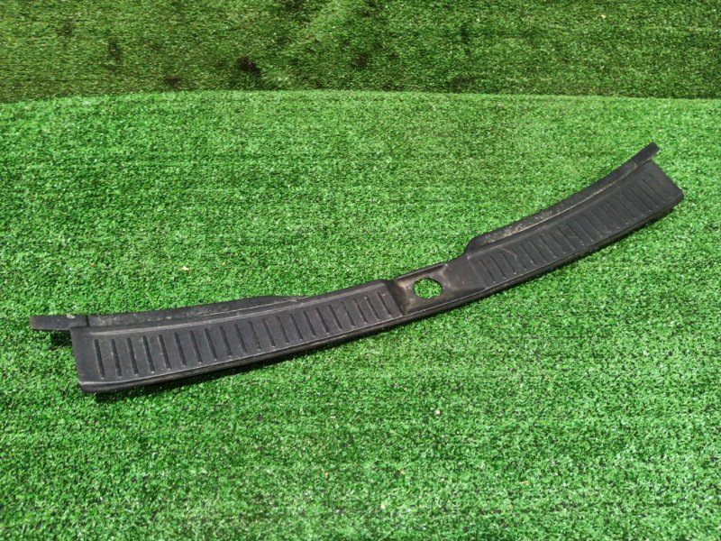 Накладка багажника Nissan WINGROAD WFY11 QG15DE 2004 (б/у)