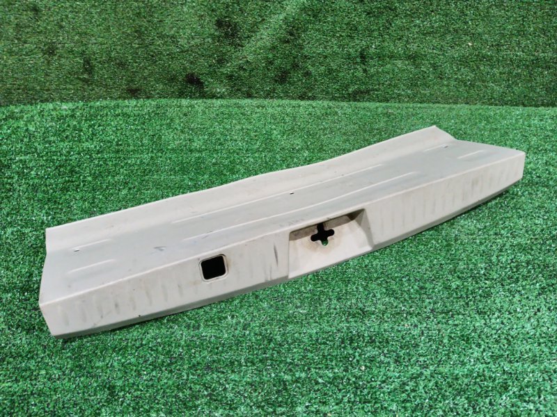 Накладка багажника Mitsubishi Grandis NA4W 4G69 2004 (б/у)