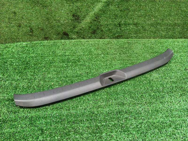 Накладка багажника Toyota Voxy ZRR70 3ZR-FE 2008 (б/у)