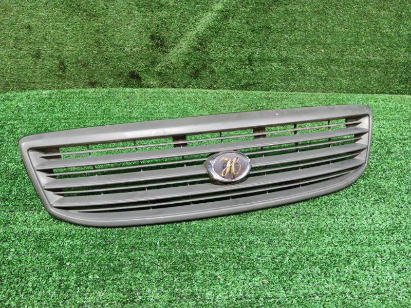 Решетка радиатора Toyota Hiace RZH111 2ZR-E 2002 (б/у)