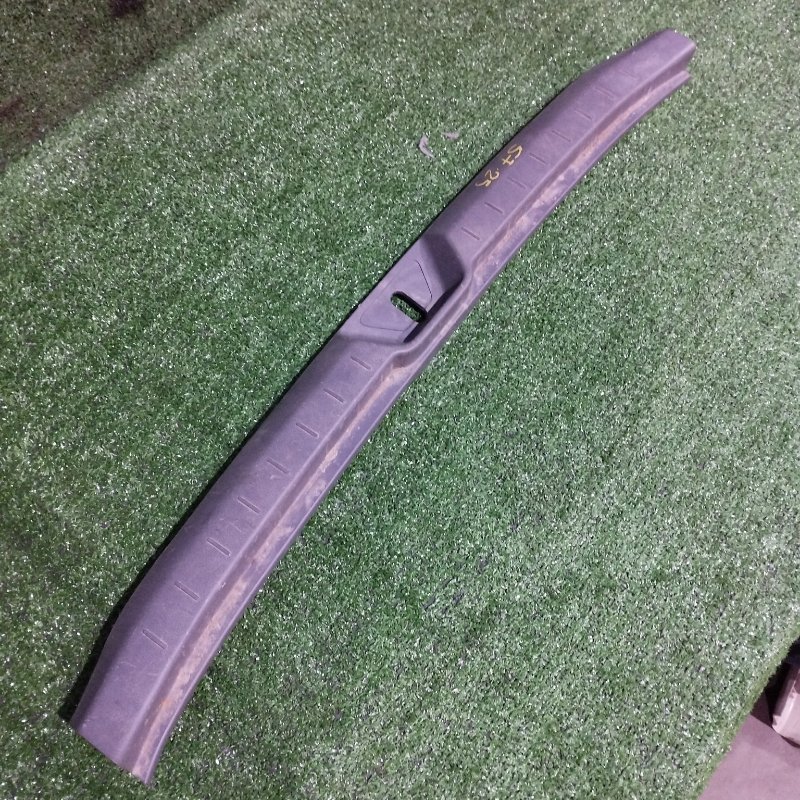 Накладка багажника Toyota Voxy ZRR75 3ZR-FAE 2008 (б/у)