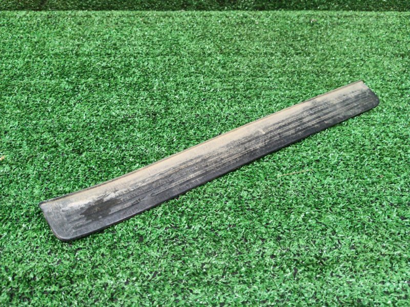 Накладка порога Toyota Caldina ST215 3S-FE 2000 передняя правая (б/у)