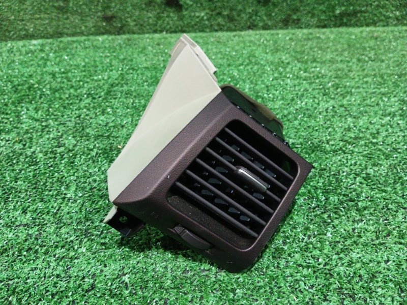 Дефлектор воздушный Mitsubishi Grandis NA4W 4G69 2004 левый (б/у)