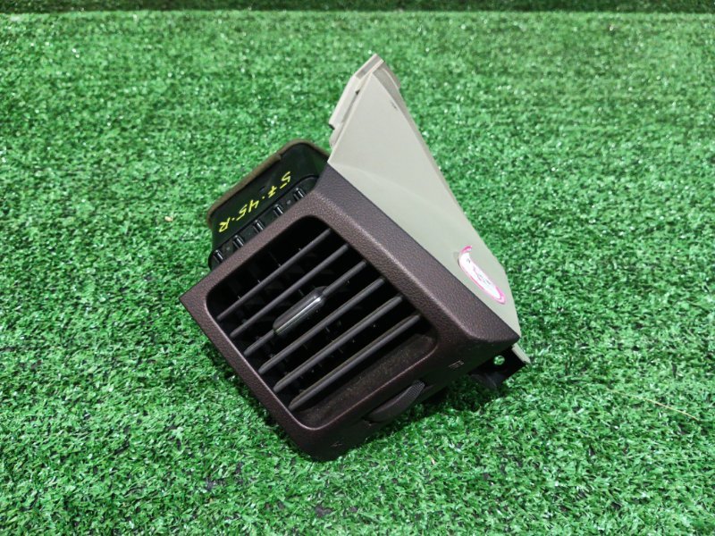 Дефлектор воздушный Mitsubishi Grandis NA4W 4G69 2004 правый (б/у)